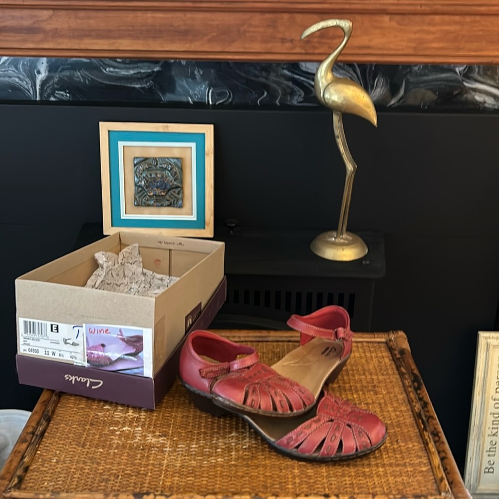 Clarks Wendy soft cushion wine/burgundy closed toe sandals, kitten heel size 11w